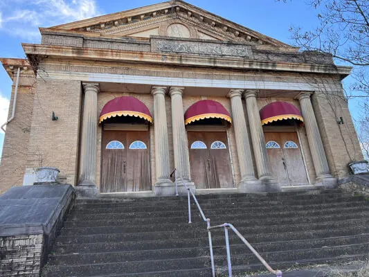 Historic 3-story building — Photo 4