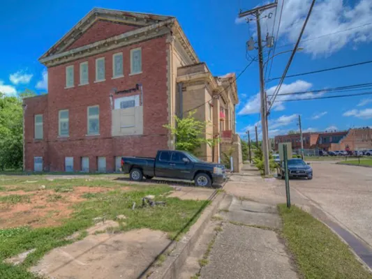 Historic 3-story building — Photo 3