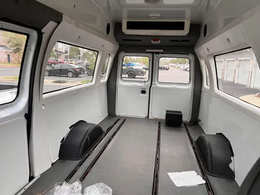 2007 Ford E350 — Photo 3