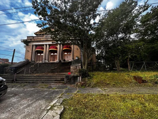 Historic 3-story building — Photo 9